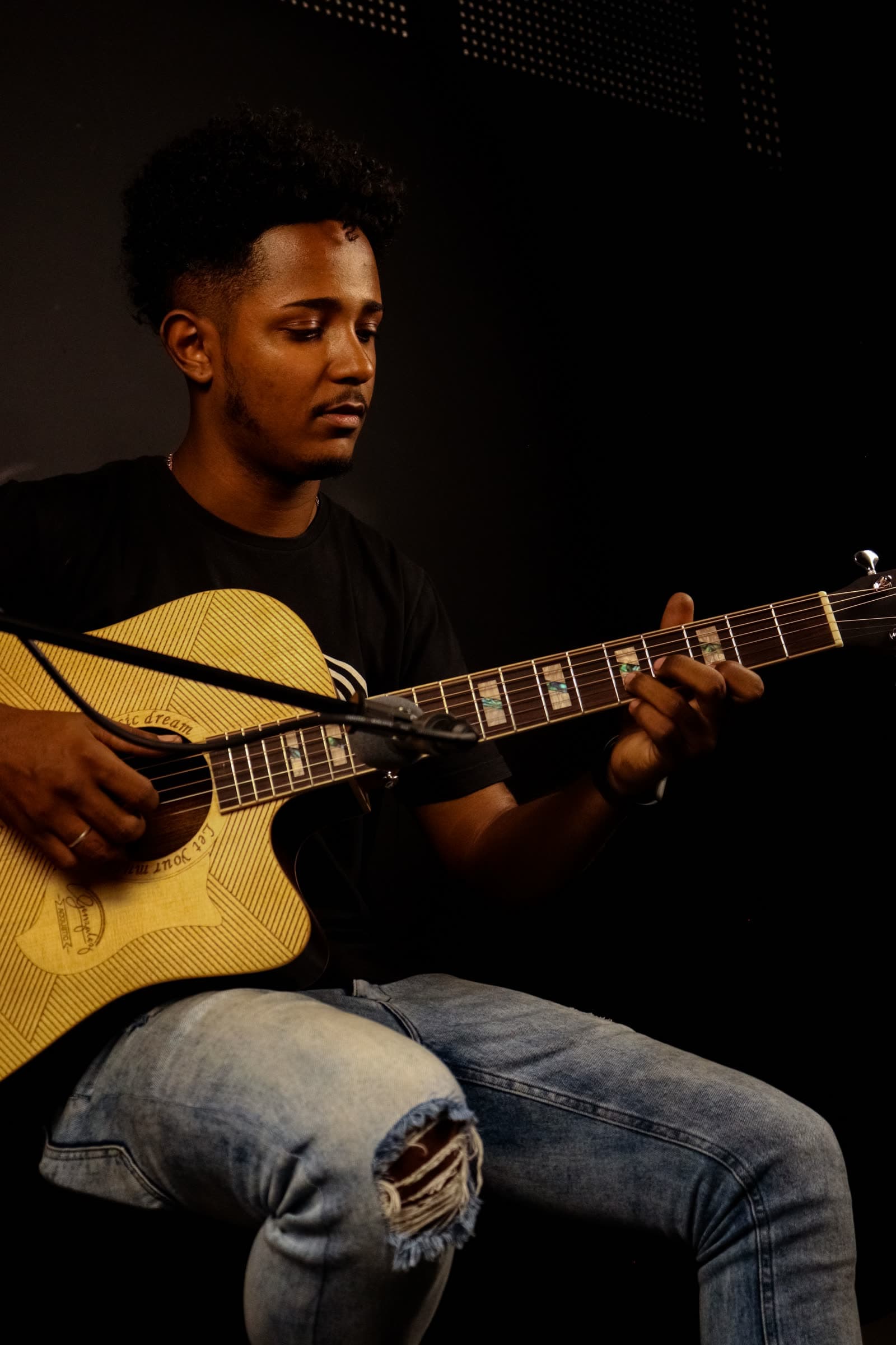 Compositor tocando violão em estúdio